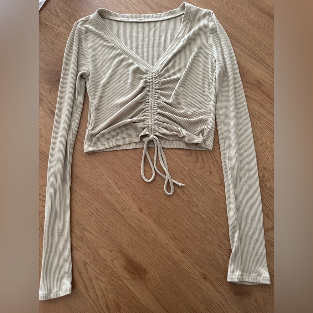 ALO Yoga Ruched V-Neck Long Sleeve Crop Top - Light Cream